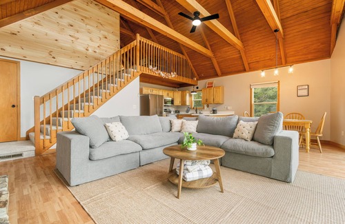 Thayerville Ski Chalet | Lakeview Chalet in Deep Creek Lake + Hot Tub