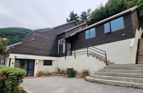 Sunshine Bay House | Lakeview Holiday Home Accommodate up to 6 people