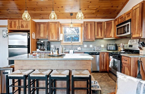 Acton House | Lakeview Lodge w/Hot Tub: Acton Serenity