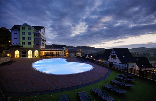 Heimbach Villa | Lakeview Villa with Pool