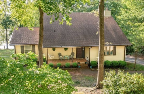 Inman House | LakingitEz.3BR/2BA amazing sunsets & hot tub