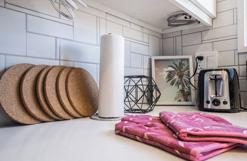 West Edmonton House | Lana - Walk to WEM, 4bdrms, Sleeps 10, fast WIFI