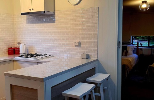 Lancefield Cottage | Lancefield Stay Pet and Horse Friendly. Close to Winery region and breweries.