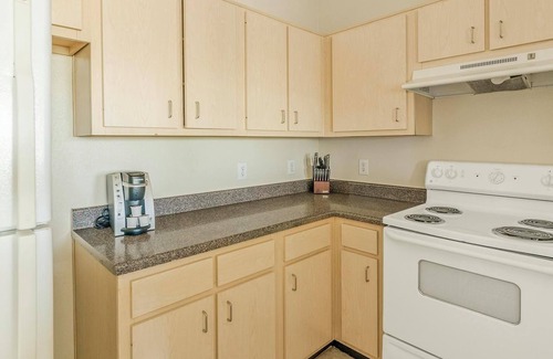 Southbelt/Ellington Apartment | Landing | Amazing 1BD, Pool, Gym