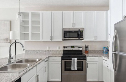 Dundee-Happy Hollow Historic District Apartment | Landing at The Duke of Omaha Apartments - 1 Bedroom in Dodge Street Corridor