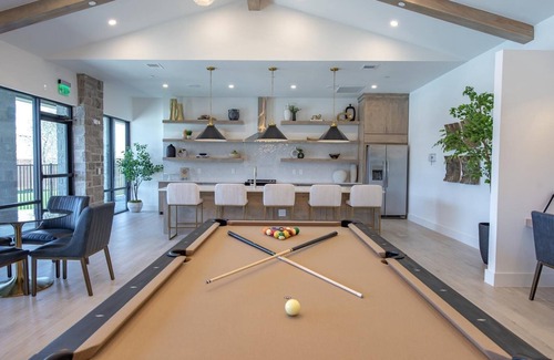 Venus Apartment | Landing | Beautiful 2BD, Clubhouse, Pool