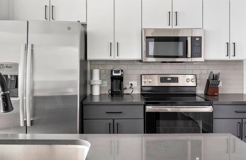 Eighth Avenue Apartment | Landing | Beautiful 2BD, Courtyard, Yoga Studio