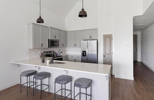 Athens Apartment | Landing | Chic 2BD, Gym, Clubhouse