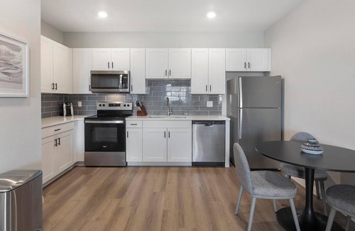Townsite Apartment | Landing | Chic 2BD, Rooftop Lounge, Pool