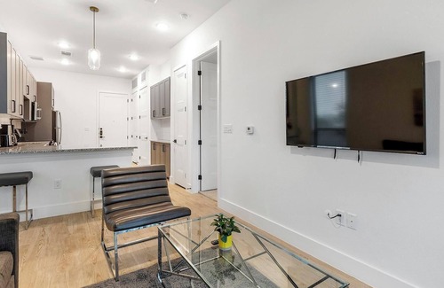 Denton Apartment | Landing | Modern 1BD, Gym