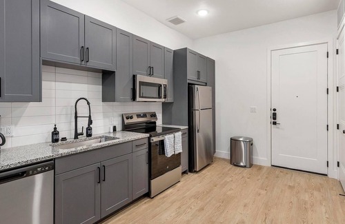 Denton Apartment | Landing | Modern 1BD, Gym