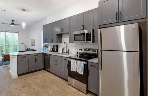 Denton Apartment | Landing | Modern 1BD, Gym