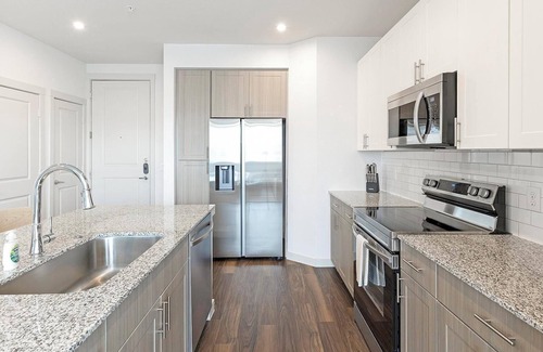 Fate Apartment | Landing | Modern 1BD, Pool, Gym