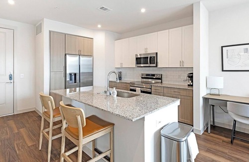 Fate Apartment | Landing | Modern 1BD, Pool, Gym