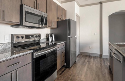 Manor Apartment | Landing | Modern 1BD, Pool, Courtyard