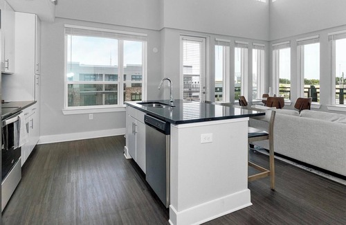 San Marco Apartment | Landing | Modern 2BD, Pool, Gym