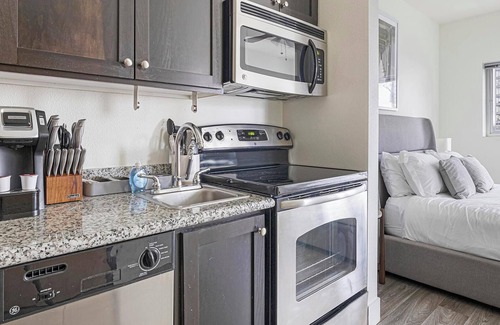 Pearl District Apartment | Landing | Modern Studio, Courtyard, Gym