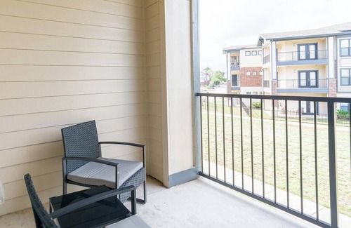 Katy Apartment | Landing | Spectacular 1BD, Gym, Courtyard