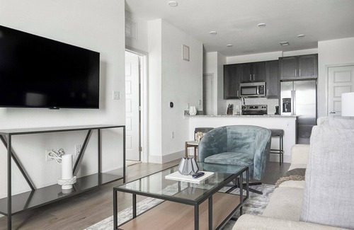 Austin Apartment | Landing | Spectacular 1BD, Pool, Gym