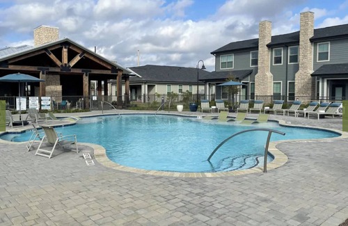 Waller Apartment | Landing | Spectacular 3BD, Gym, Pool