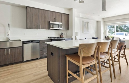 Hayden Island Apartment | Landing | Stunning 1BD, Clubhouse, Pool