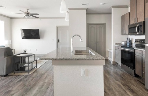 Manor Apartment | Landing | Stunning 1BD, Courtyard, Gym