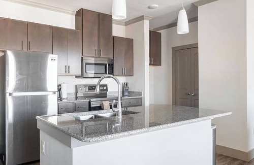 Manor Apartment | Landing | Stunning 1BD, Gym, Courtyard