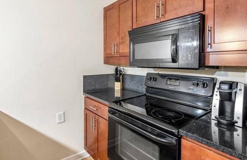 Petersburg Apartment | Landing | Stunning 1BD, Pool, Gym