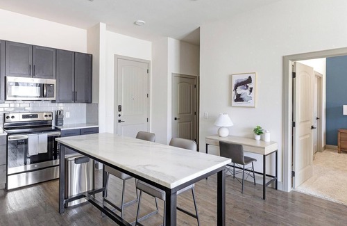 Denton Apartment | Landing | Stunning 2BD, Gym, Clubhouse