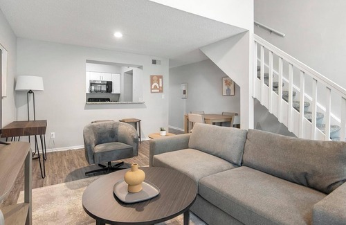 Cordova Apartment | Landing | Stunning 2BD, Pool, Gym