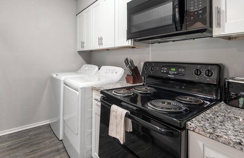 Cordova Apartment | Landing | Stunning 2BD, Pool, Gym