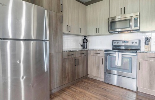 Tropic Apartment | Landing | Stunning 2BD, Pool, Courtyard