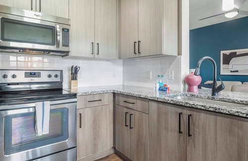 Tropic Apartment | Landing | Stunning 2BD, Pool, Courtyard