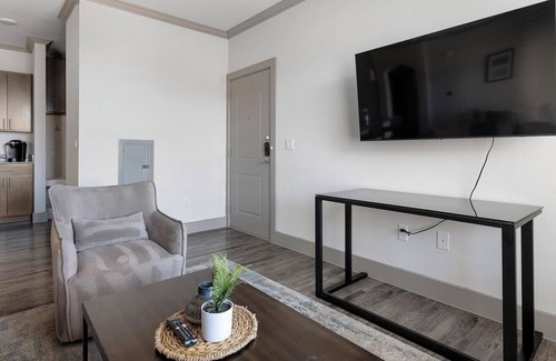 Manor Apartment | Landing | Stylish 1BD, Clubhouse, Courtyard