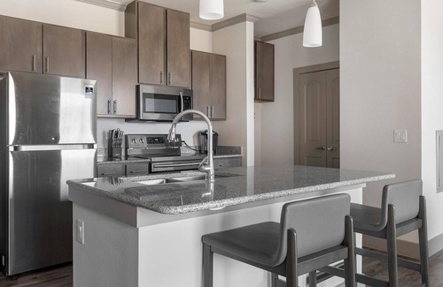 Manor Apartment | Landing | Stylish 1BD, Clubhouse, Courtyard