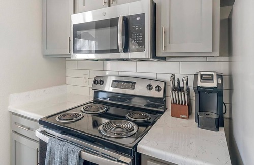 Briarforest Apartment | Landing | Stylish 1BD, Pool, Gym