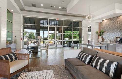Buda Apartment | Landing | Stylish 1BD, Yoga Studio, Pool