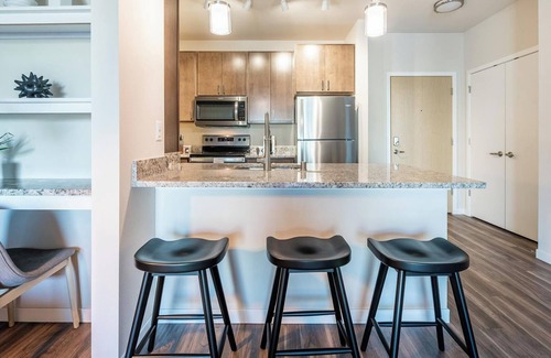 Spring Apartment | Landing | Stylish 2BD, Pool, Gym