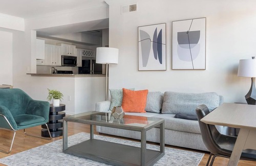 Lindridge-Martin Manor Apartment | Landing | Stylish 2BD, Gym, Pool