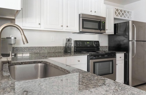 Lindridge-Martin Manor Apartment | Landing | Stylish 2BD, Gym, Pool
