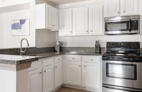 Lindridge-Martin Manor Apartment | Landing | Stylish 2BD, Gym, Pool