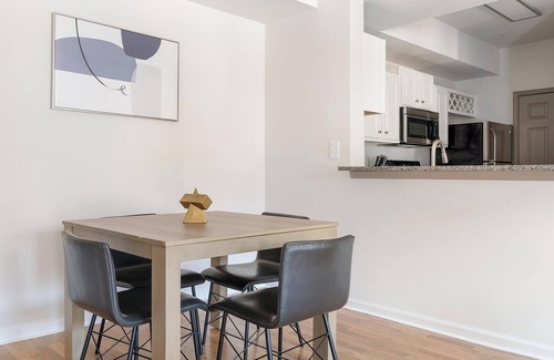 Lindridge-Martin Manor Apartment | Landing | Stylish 2BD, Gym, Pool