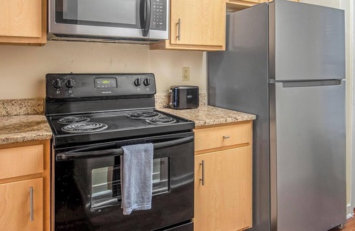 New Pathways Apartment | Landing | Stylish 2BD, Pool, Gym