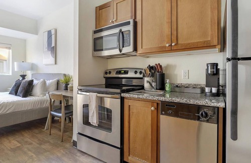Pearl District Apartment | Landing | Stylish Studio, Courtyard, Gym