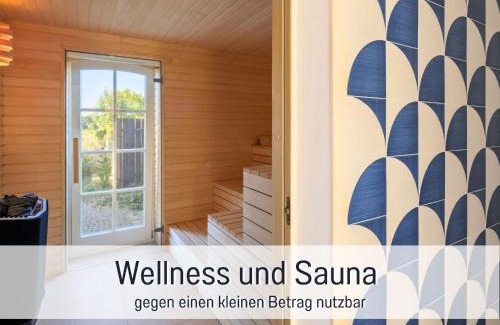 Fehrbellin Apartment | Landloft Linum - Ausgebaute Scheune mit Aussicht, Naturpool, Kamin, Sauna, Luxusausbau, handverlesene MidCentury Möbel & Kunst