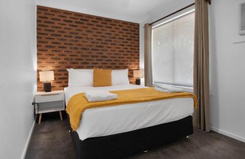 Wagga Wagga Apartment | Langdon - Central Location, Modern Comforts