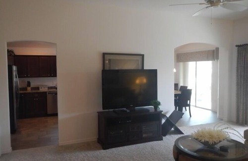 Gilchrist House | Large 2 Bdrm & Den Designer home w/Golf Cart & WiFi!