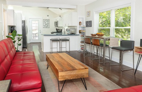Bloomington House | Large 3-bedroom bungalow near IU stadiums