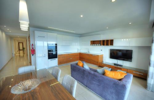 Il-Balluta Apartment | Large 3 bedroom with seafront balcony DDIF1-5
