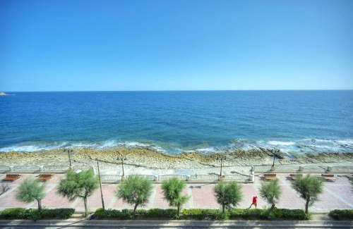 Il-Balluta Apartment | Large 3 bedroom with seafront balcony DDIF1-5